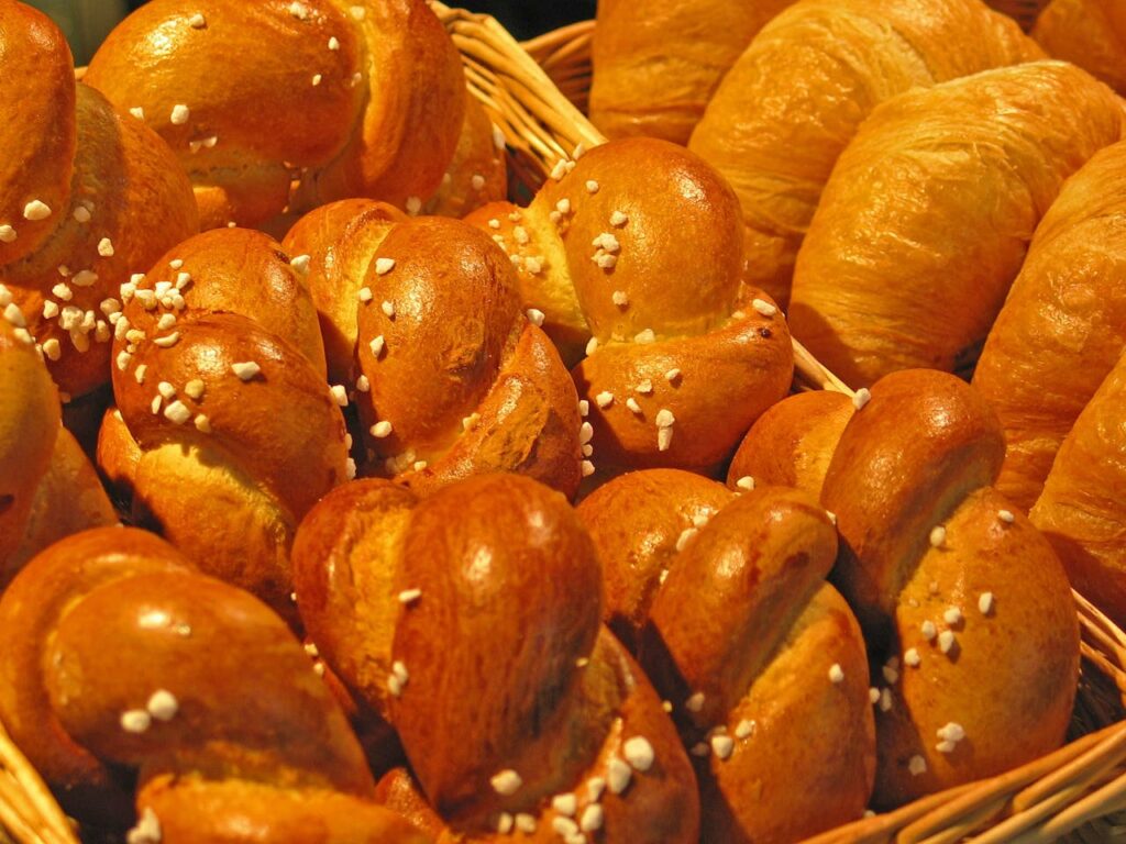 De populaire snack in het bladerdeeg: het frikandelbroodje
