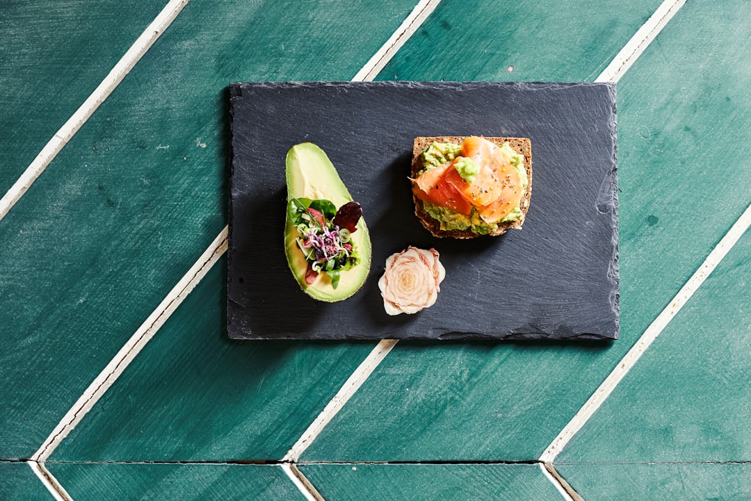 Frisse smaken op tafel met zalmtartaar van gerookte zalm